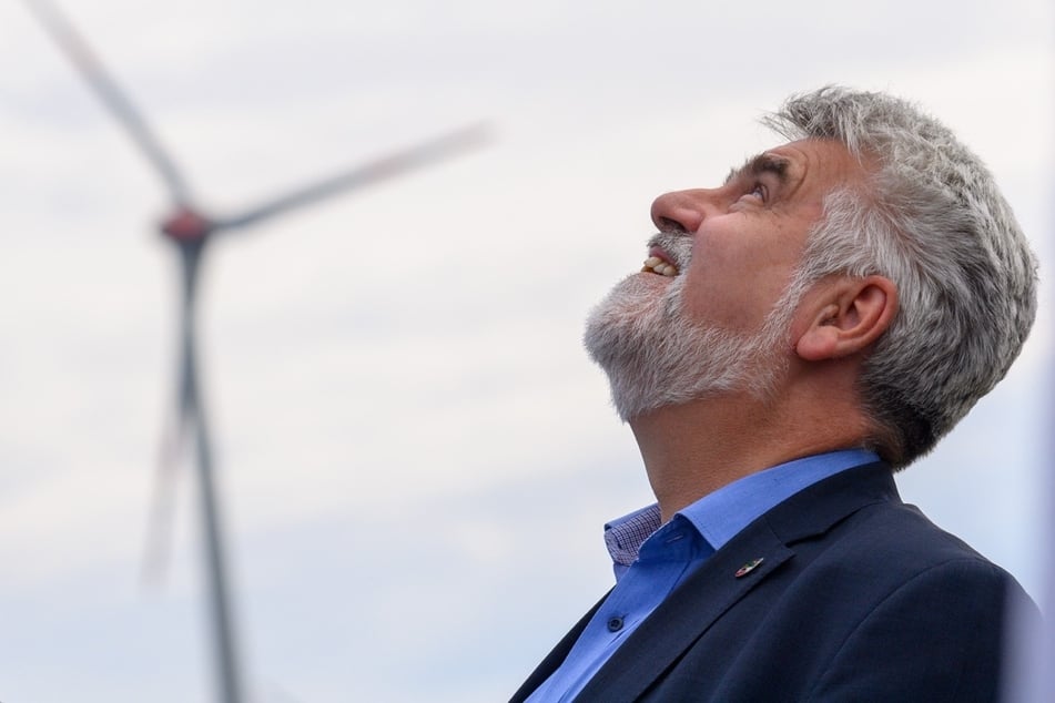 Energieminister Armin Willingmann (62, SPD) freut sich über den steigenden Ausbau der Windkraft. (Archivbild)