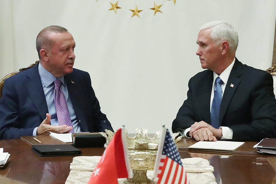 Mike Pence (r.), Vizepräsident der USA, spricht mit Recep Tayyip Erdogan, Präsident der Türkei, bei dem Treffen zur Syrien-Offensive im Präsidentenpalast.