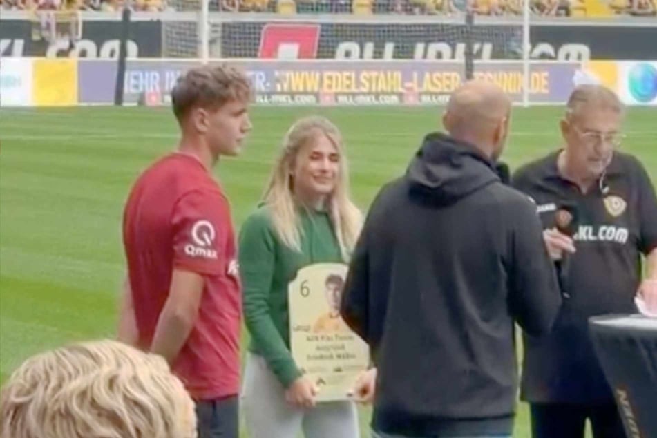 Friedrich Müller freut sich über die Auszeichnung zum Nachwuchsspieler des Jahres.