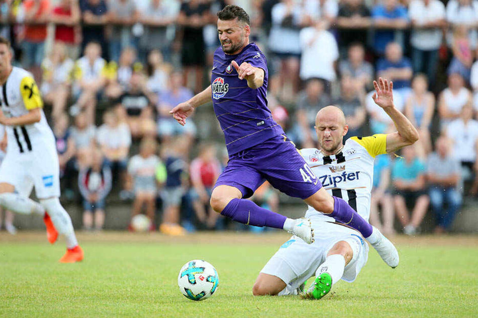 Foul! Albert Bunjaku blieb hjier am Linzer Gernot Trauner hängen.