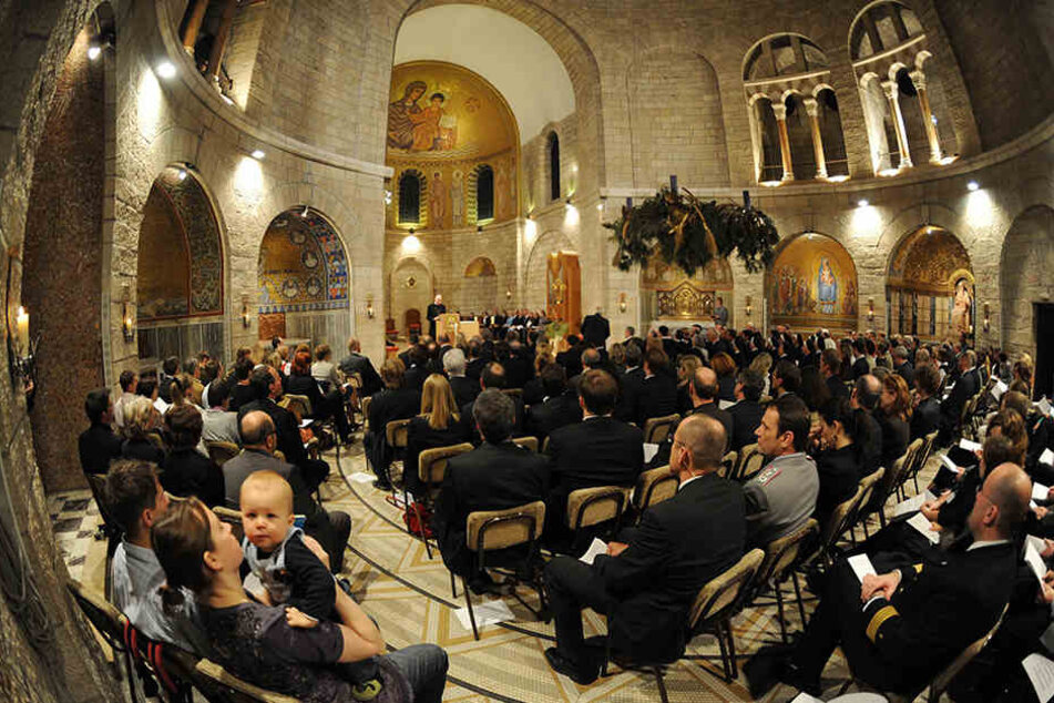 Sonntags werden in dieser Kirche deutsche Predigten abgehalten. Sie gehört zur Dormitio-Abtei in Jerusalem.