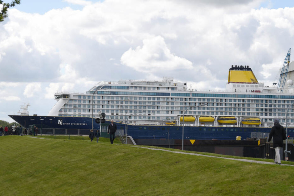 Das Kreuzfahrtschiff bahnt sich seinen Weg zwischen den Deichen.