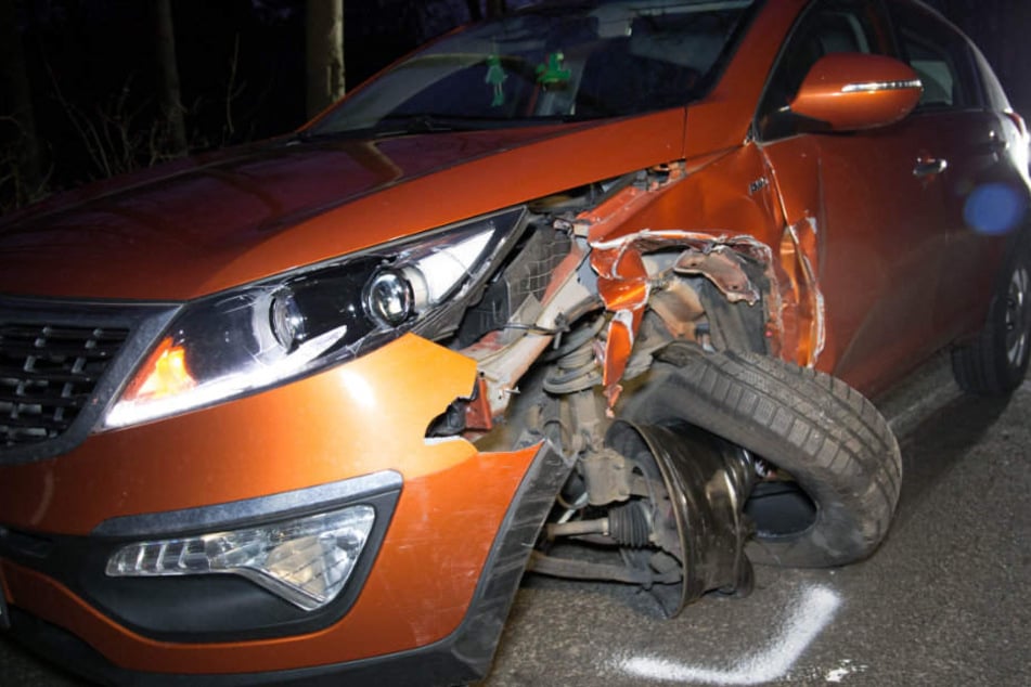 Beide Fahrzeuge wurden bei dem Unfall schwer beschädigt.