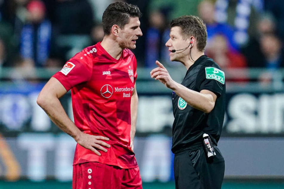 Nach der Abseitsentscheidung diskutiert Gomez mit Schiedsrichter Patrick Ittrich.
