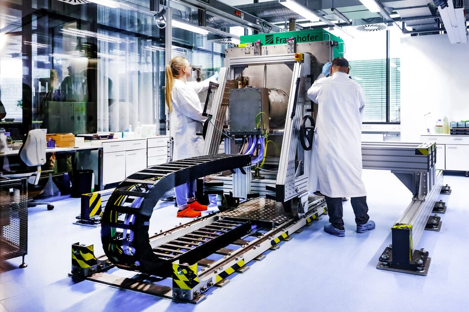 Prototyp: Mithilfe dieser Maschine können im IZI Viren und andere Krankheitserreger durch Elektronenbestrahlung abgetötet werden.