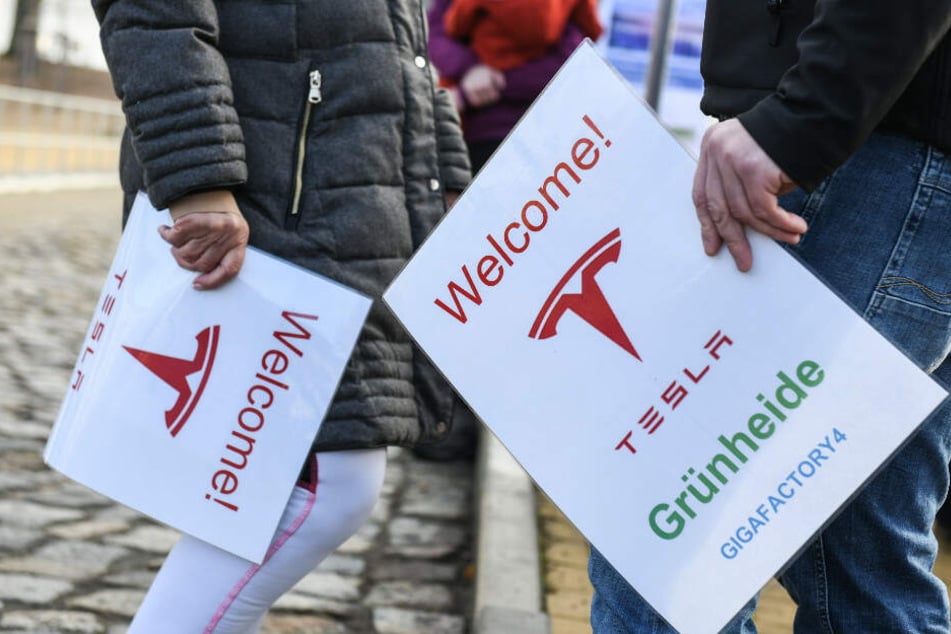 Befürworter der Ansiedlung des US-amerikanischen Elektroautobauers Tesla halten Schilder mit der Aufschrift "Welcome! Tesla Grünheide".