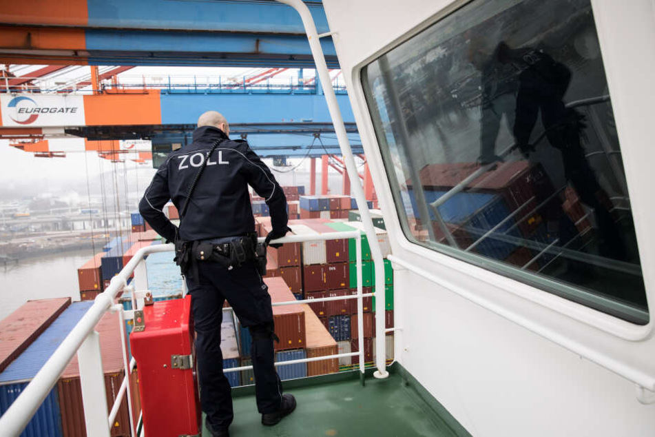 Ein Zöllner der Kontrollgruppe Köhlbrand steht im Hafen bei einer Überprüfung auf der Brücke an Bord eines Frachters. Die Beamten sind illegalen Einfuhren auf der Spur.
