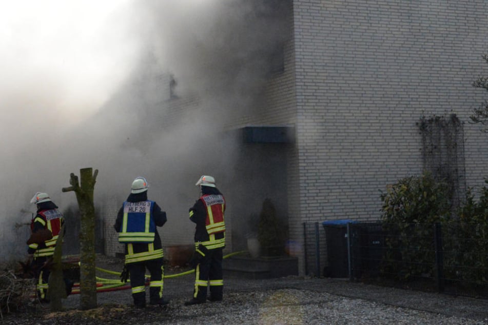 Als die Feuerwehr eintraf, stieg der Qualm aus dem Haus in die Luft.
