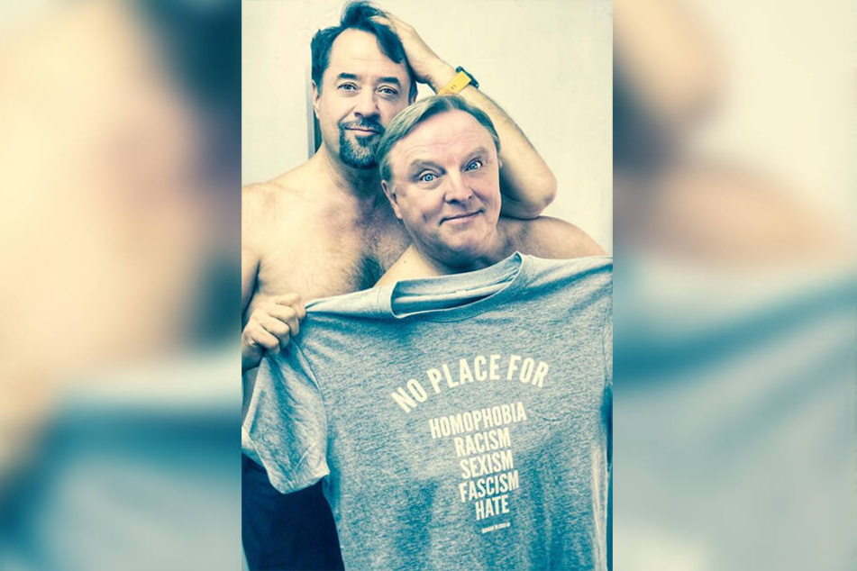 Die Tatort-Kommissare Jan-Josef Lievers und Axel Prahl mit einem Shirt von "Human Blood" - die Firma sicherte sich nun #wirsindmehr als Marke.