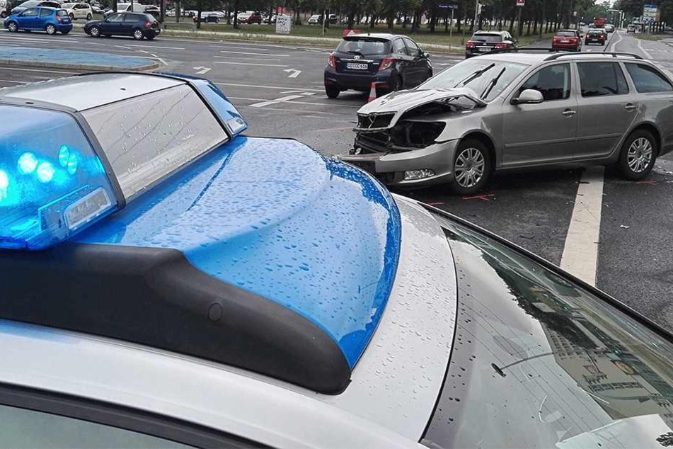 Hier hat es ordentlich gekracht: Der Skoda Octavia ist schwer beschädigt.