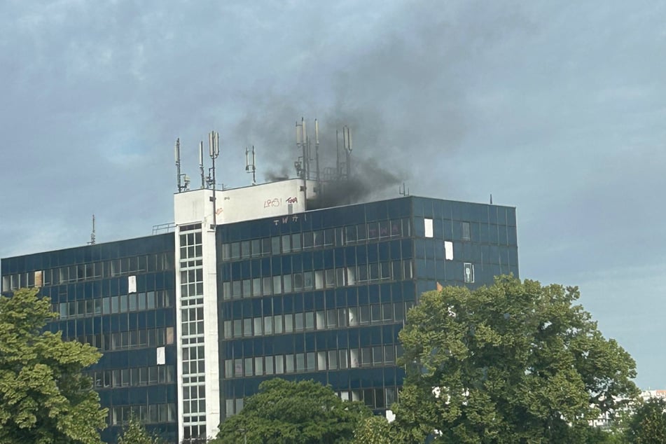 Schwarzer Rauch drang aus dem Aufzugsschacht ins Freie.