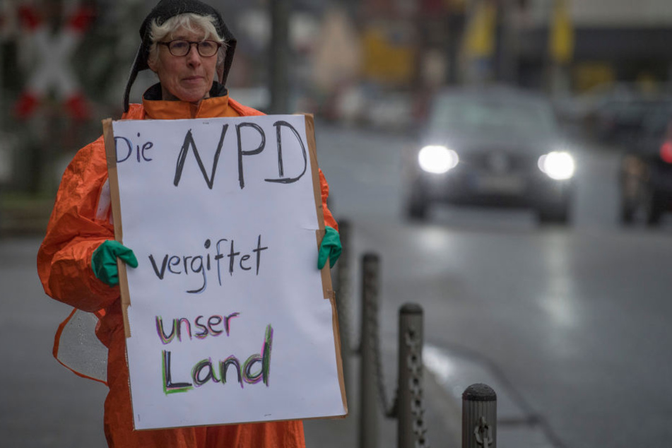Eine Demonstrantin lässt ihrem Unmut über die Veranstaltungen freien Lauf .