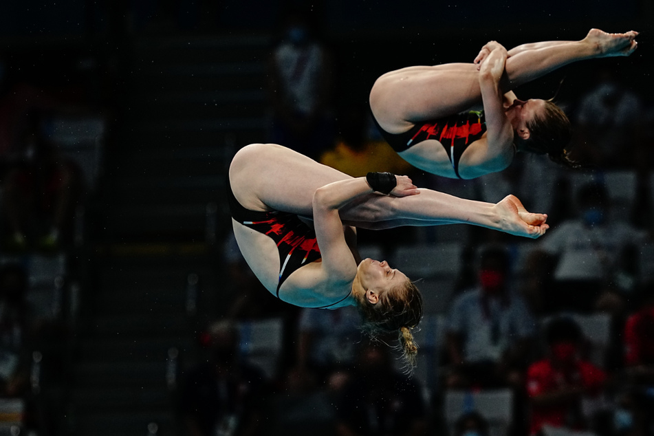 Akrobatisch schön, auch wenn es nicht für eine Medaille reichte. Tina Punzel (25, rechts) und Christina Wassen (22, links) beim Synchronspringen.