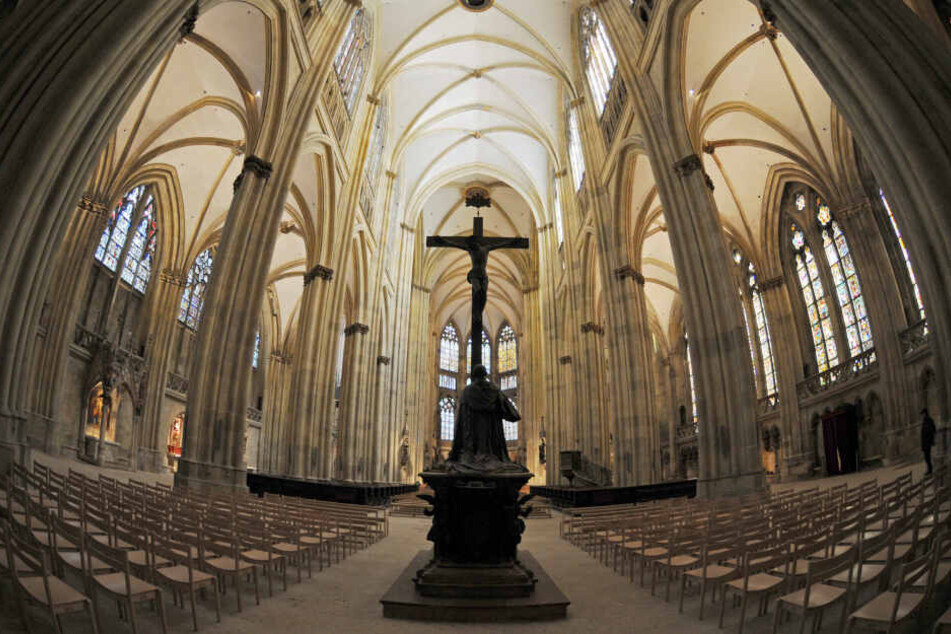 Der Dom in Regensburg. Im Bistum wurde nun ein Pfarrer beurlaubt, weil ihm Missbrauch vorgeworfen wird.