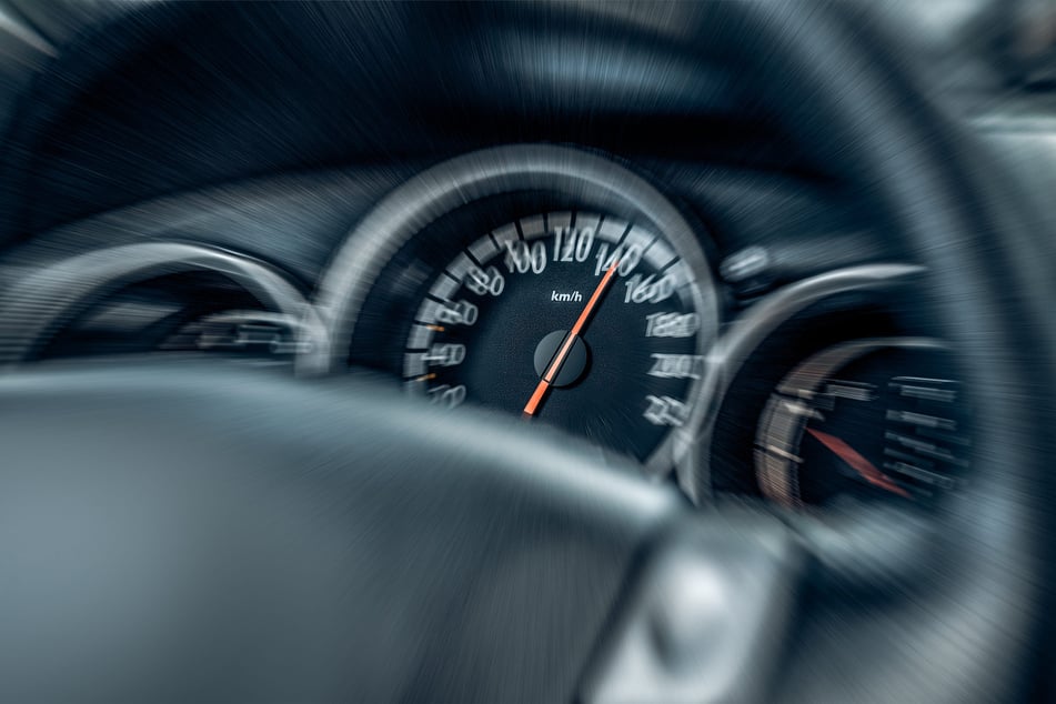 Ein BMW-Fahrer sorgte in Limbach-Oberfrohna (Landkreis Zwickau) für Aufsehen: Er bretterte viel zu schnell durch die sächsische Stadt. (Symbolfoto)