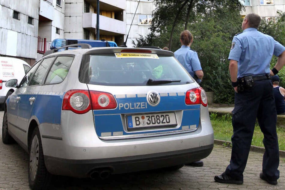 Nachbarn alarmierten die Polizei, die kurze Zeit später die leblose Frau und den mutmaßlichen Täter in der Wohnung fanden. (Symbolbild)