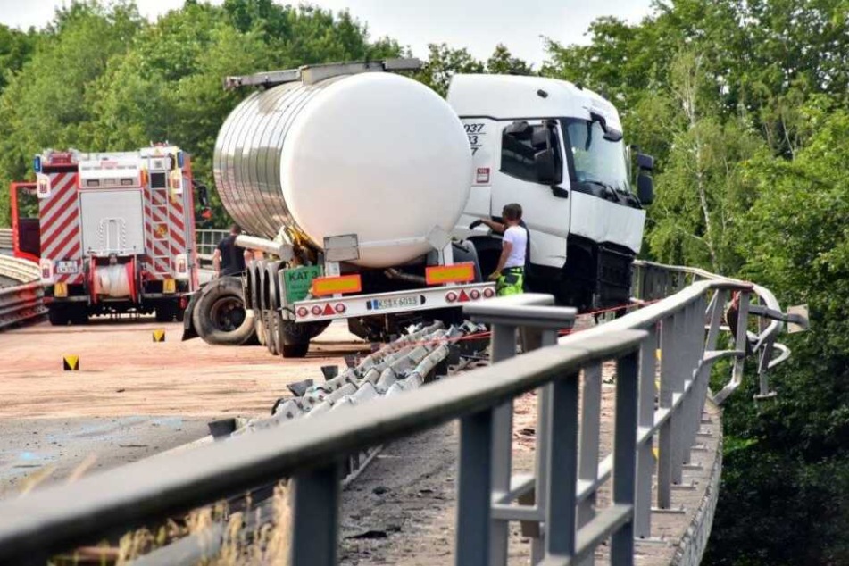 Der Lkw beschädigte das Geländer der Brücke.