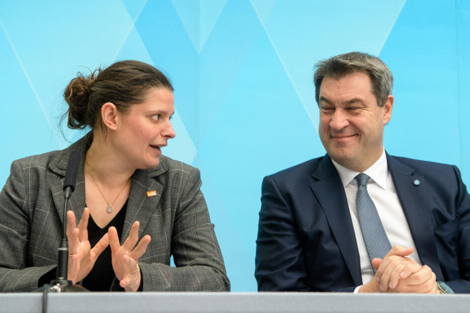 Agnes Becker, Beauftragte des Volksbegehrens sitzt mit Ministerpräsident Markus Söder am Runden Tisch zum Volksbegehren Artenschutz.