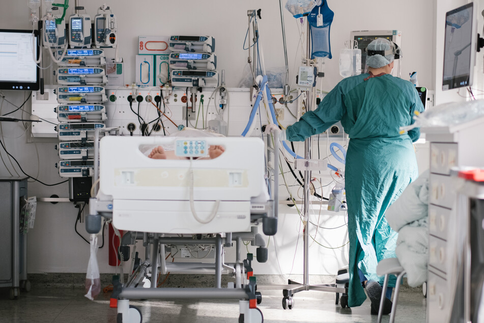 Eine Intensivpflegerin versorgt einen an Covid-19 erkrankten Patienten.