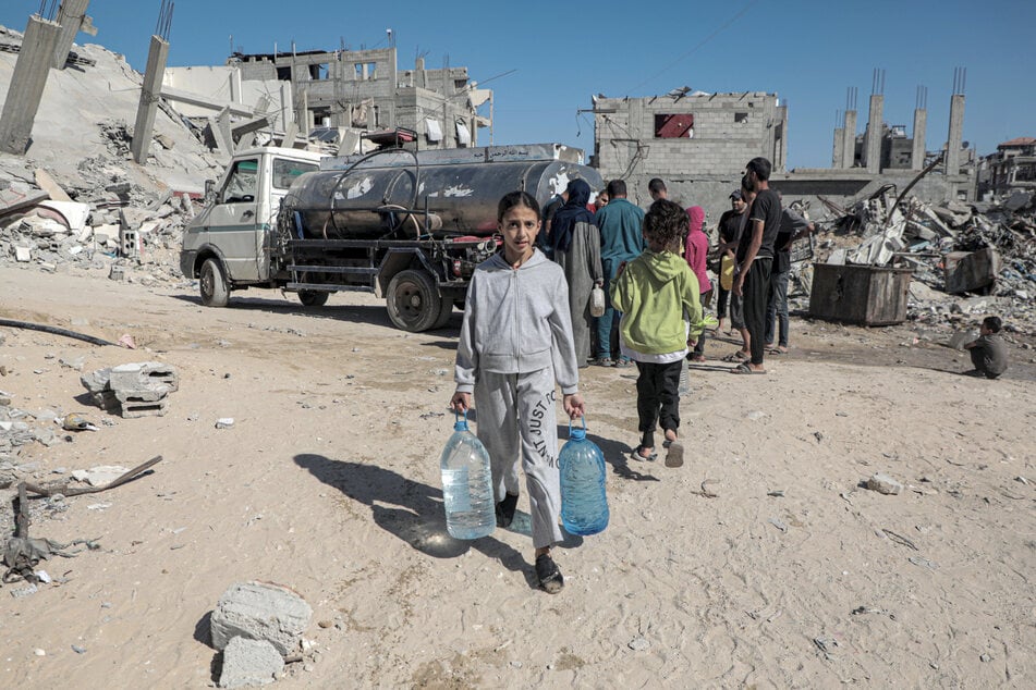 Dieses Mädchen hatte Glück: Es konnte zwei Behälter frisches Trinkwasser für sich und ihre Familie im Gazastreifen ergattern.