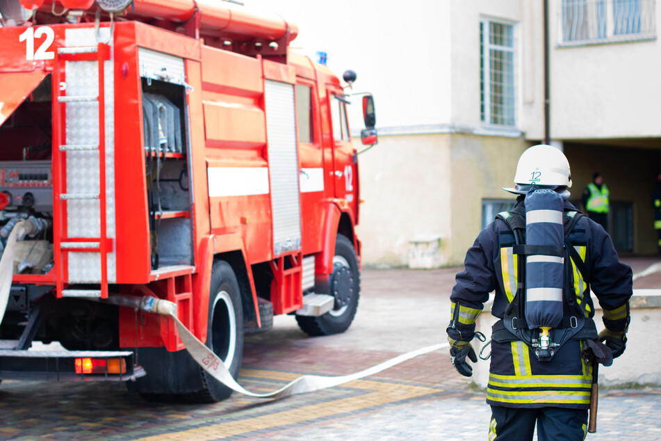 Küche in Mehrfamilienhaus fängt Feuer: Kind muss aus Flammen gerettet werden!
