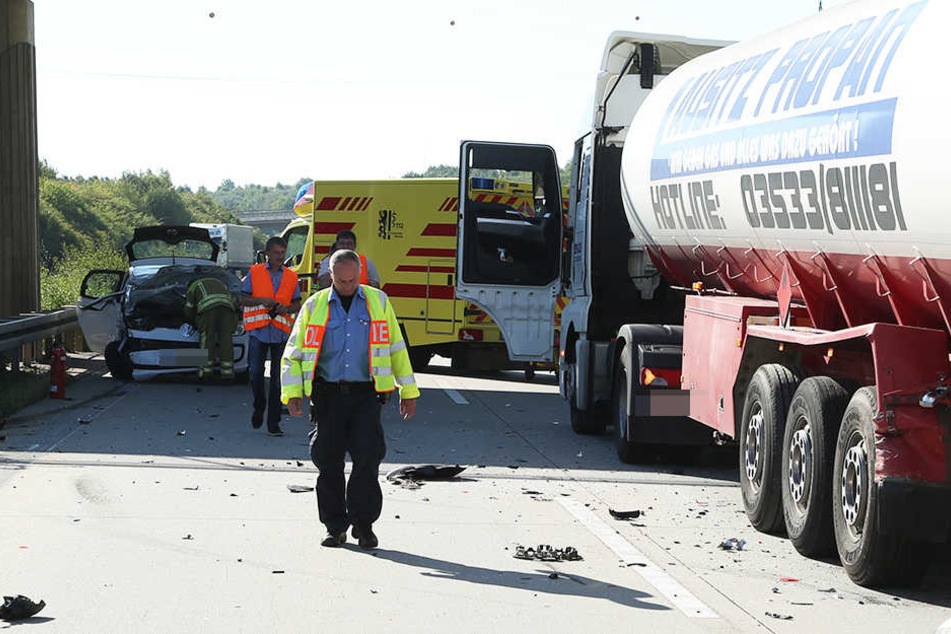 Zahlreiche Trümmerteile waren auf der Autobahn verstreut.