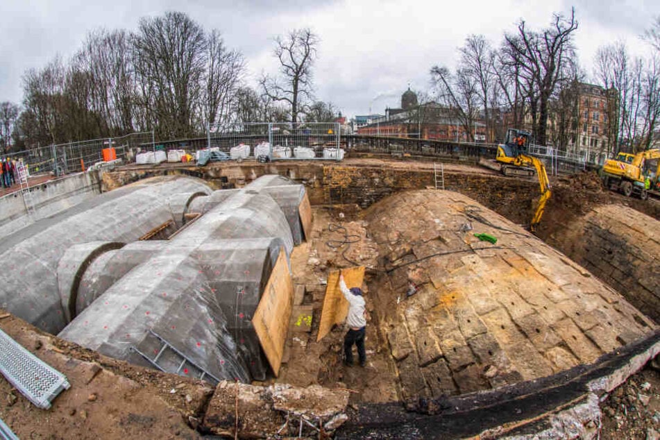 Blick ins Brücken-Innere: Hier werden die Gewölbe aus Sandstein rekonstruiert.
