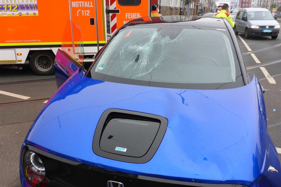 Am Montag hatte der Fahrer (35) eines blauen Hondas eine Radfahrerin (68) in Düsseldorf übersehen und mit seinem Wagen erfasst. Die 68-Jährige wurde schwer verletzt.