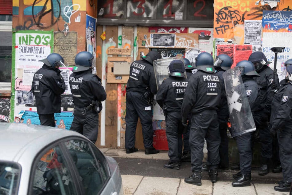Polizisten formieren sich vor dem Eingang der Rigaer Straße 94.