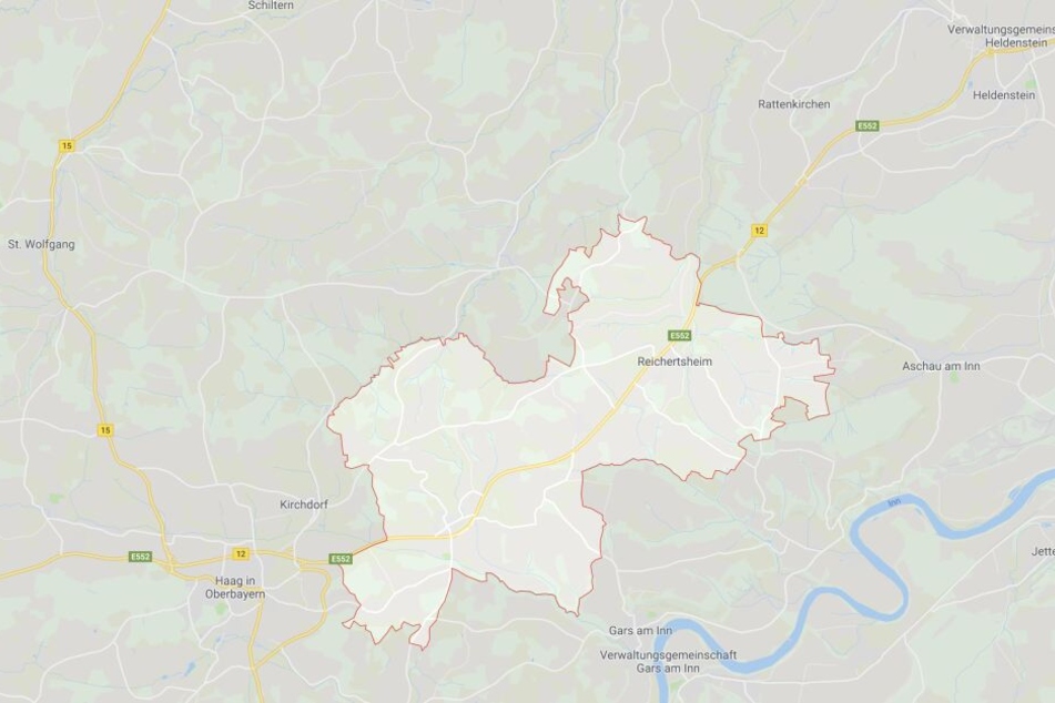 Auf der Bundesstraße 12 bei Reichertsheim in Bayern ist es zu einem tödlichen Unfall gekommen.