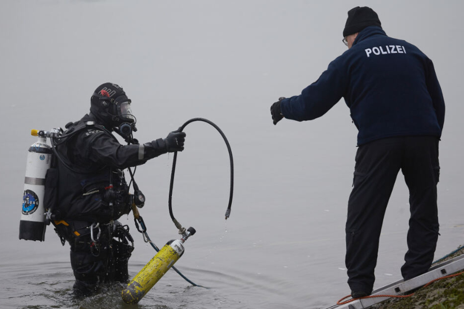 Gar nicht lang brauchten Polizeitaucher, um den Gegenstand aus dem Wasser zu holen (Symbolbild).