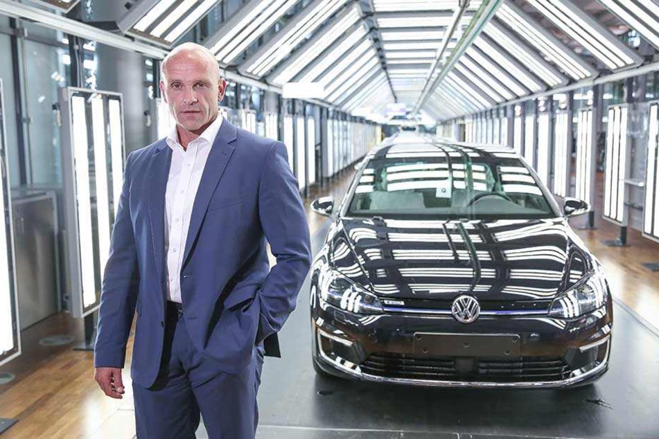 Thomas Ulbrich (52) mit einem e-Golf. Der Manager ist Chef von VW Sachsen und zugleich Leiter der gesamten E-Sparte des VW-Konzerns.