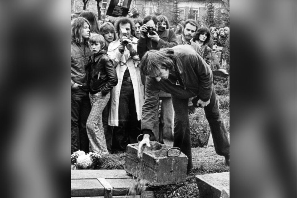 18. November 1974: Rudi Dutschke (vorne) am Grab von Holger Meins.
