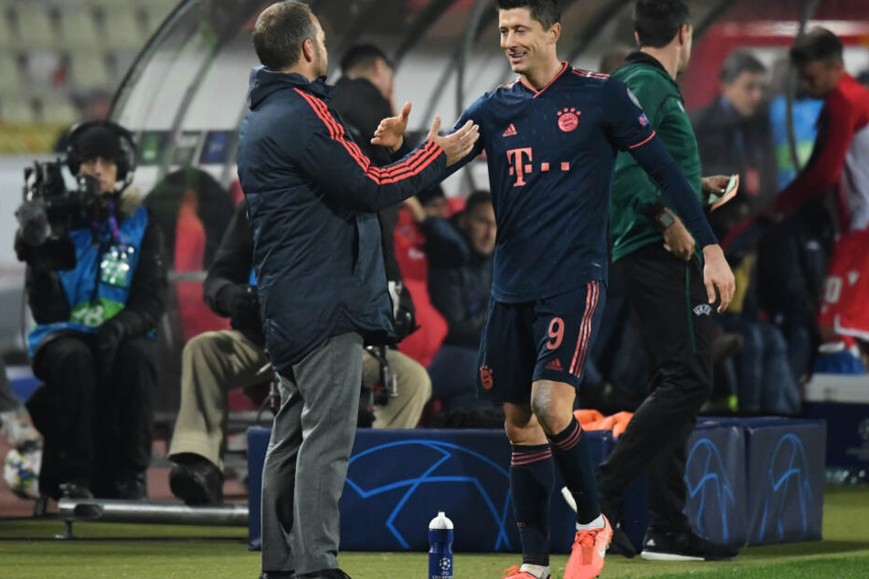 Münchens Trainer Hansi Flick (l) bedankt sich nach dem Sieg gegen Roter Stern Belgrad bei Robert Lewandowski.