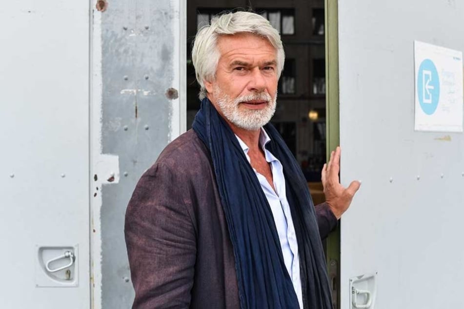 Volksbühnen-Intendant Chris Dercon (59) ist zurückgetreten und kassiert bis Dezember Gehalt.