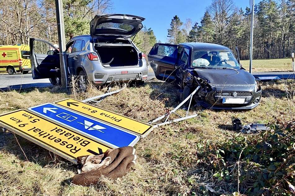 Durch die Wucht des Aufpralls wurden die Fahrzeuge von der Fahrbahn geschleudert.