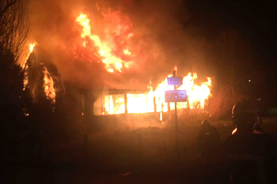 Ein altes Gebäude in Hoyerswerda steht komplett in Flammen.
