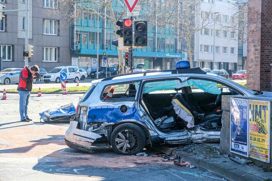 Das Wrack eines Polizeiautos steht an der Ecke Vahrenwalder Straße und Philipsbornstraße.