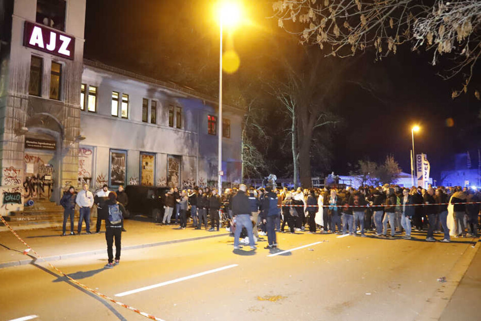Noch bevor das Konzert begann, ging eine anonyme Bombendrohung ein. Mehrere Hundert Gäste mussten das AJZ verlassen und stehen vor dem Gebäude.
