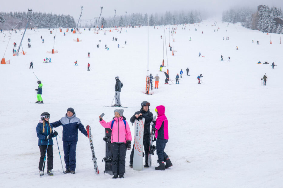 Wintersportler freuen sich über die weiße Pracht in Oberwiesenthal.