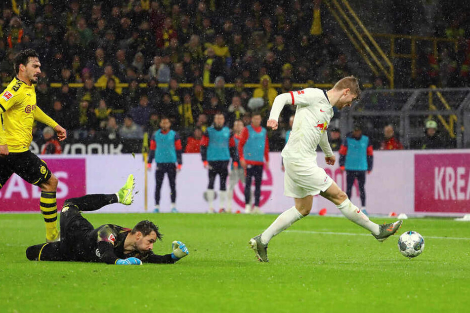 Sechs Minuten nach seinem Anschlusstor traf Timo Werner (r.) in der 53. Minute zum 2:2, nachdem er Keeper Roman Bürki zuvor noch umkurven konnte.