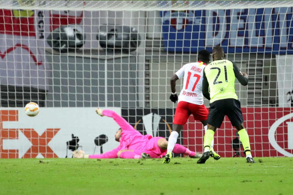 Der zuletzt über mangelnde Einsatzzeiten klagende Bruma (2.v.r.) schloss eine Vorlage von Marcelo Saracchi nach 35 Minuten zum 2:0 für RB Leipzig ab.