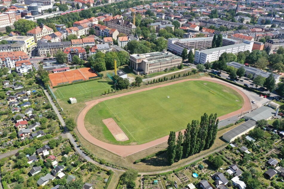 Das "neue" Sachsenbad soll nach Plänen der Stadt links neben dem "alten" Sachsenbad (rechts im Bild) errichtet werden, wo sich jetzt noch Tennisplätze (heller Sandbelag) und die Stätte eines Vereins befinden.