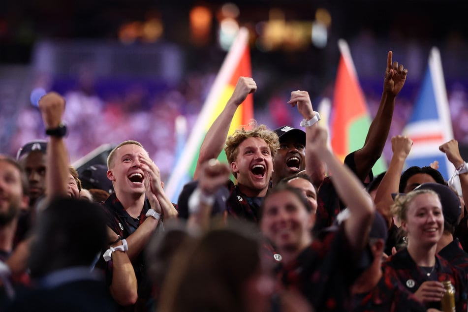 Die Athleten im Stade de France feierten den Abschluss der Olympischen Spiele.