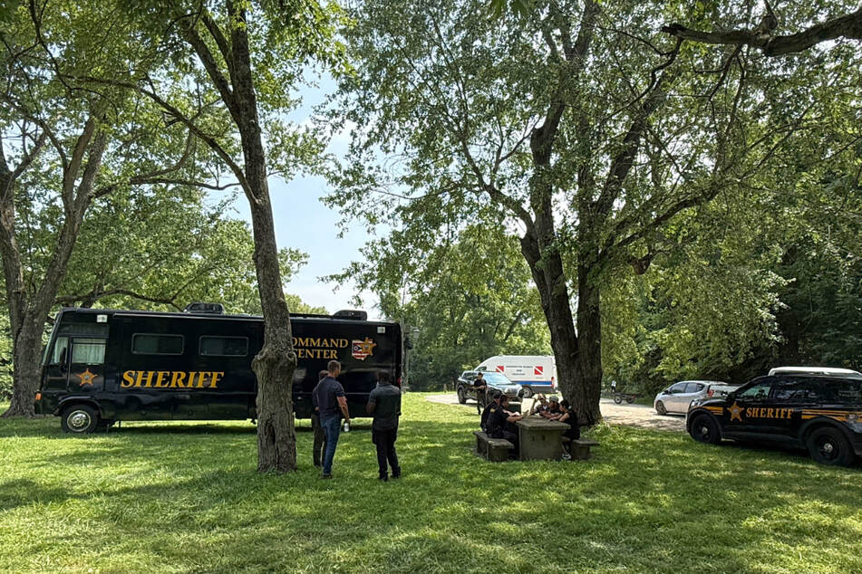 Polizeibeamte stehen an einem Sammelplatz nahe des Scioto River.