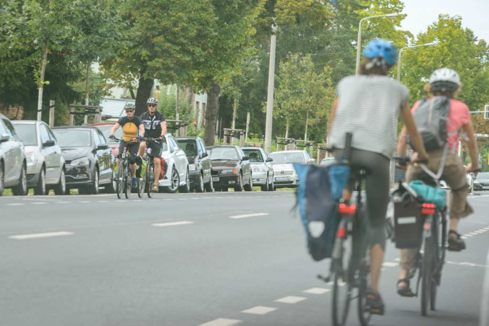 Auch entlang der Winterbergstraße müssen Radler eng an seitlich parkenden Autos vorbei fahren.