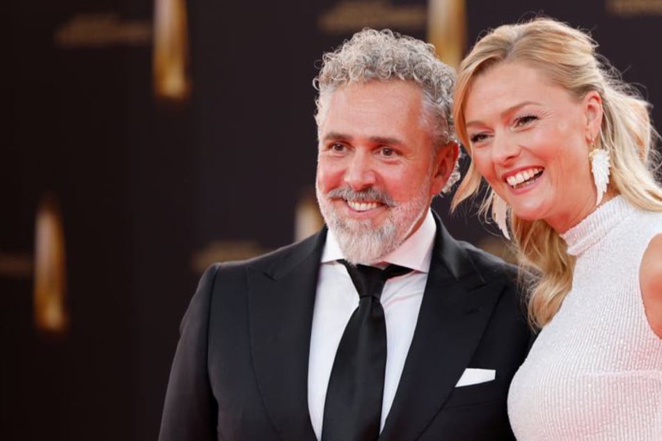 TV-Koch liebt 16 Jahre Jüngere: Ex-Frau will nach Liebes-Post "etwas klarstellen"