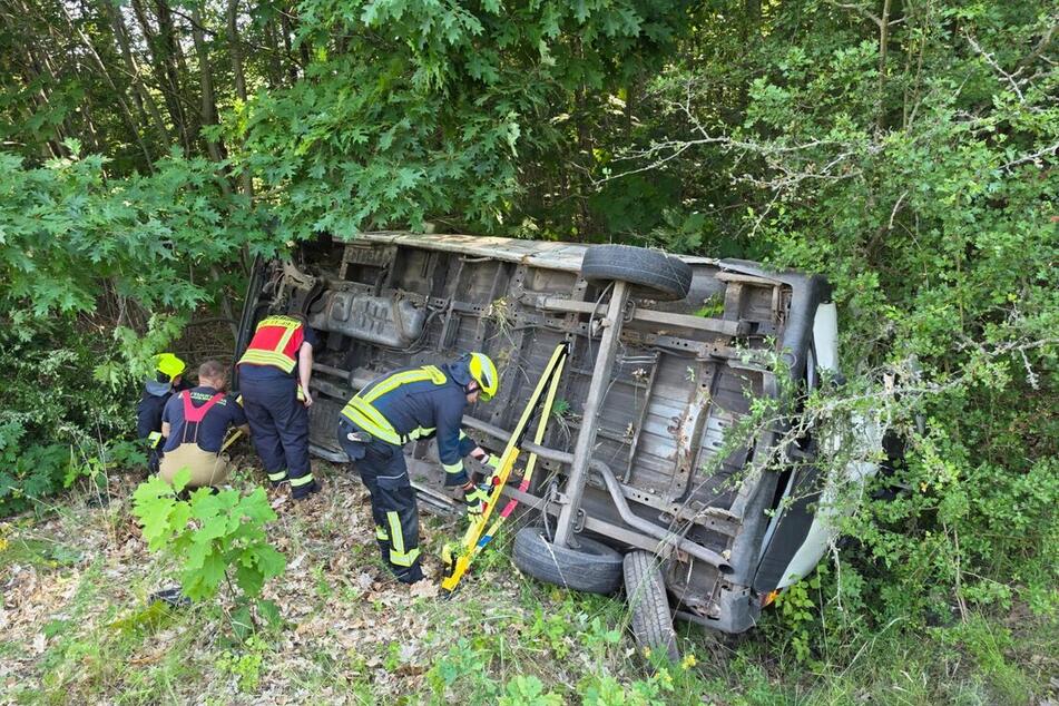 Es wird aktuell untersucht, wie der Transporter von der Fahrbahn abkommen konnte.