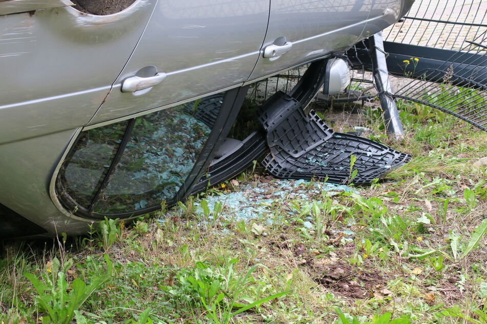 Aus diesem Fenster kletterte der Fahrer und flüchtete anschließend - offenbar wurde er bei dem Unfall nur leicht verletzt.