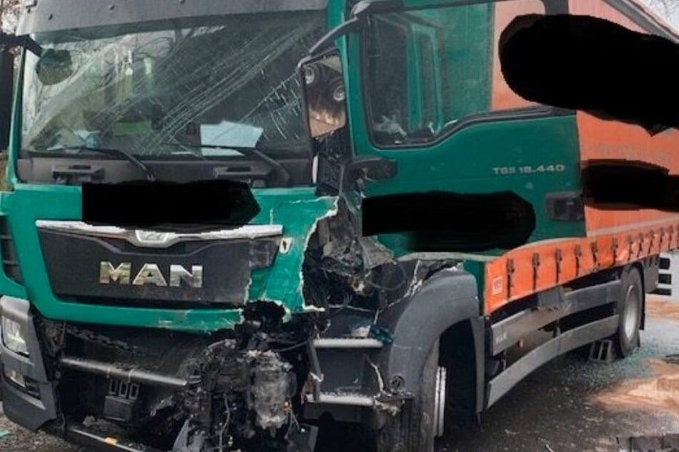 Der Anhänger des Traktor schleuderte in den Gegenverkehr und gegen den Brummi.
